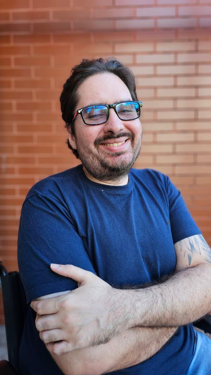 Autor dos livros “Além do Véu” e “Ouroboros”, Igor Girão é formado em Biblioteconomia e coordena o Setor de Leitura Acessível da Biblioteca Pública Estadual do Ceará. Cadeirante e com baixa visão, tornou-se o primeiro homem com deficiência múltipla a concluir um mestrado em Ciência da Informação no Brasil