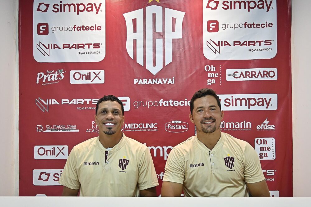 Treinador Wanderley e seu auxiliar Thomas