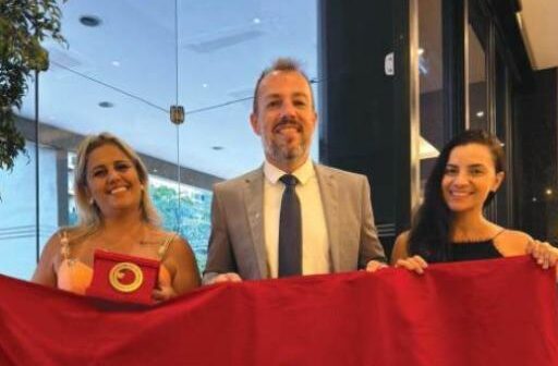 A secretária de Educação Alice Mara de Oliveira Silva, prefeito Stefan Pauka e a primeira-dama Juliani Pereira Pauka na premiação em Brasília