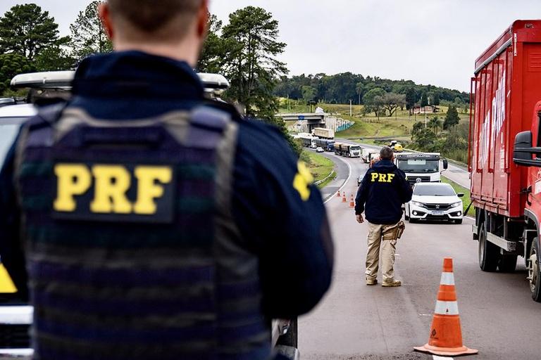 Ações ocorrem entre 30 de abril e 3 de maio, com foco na prevenção de acidentes e no combate a condutas de risco - Foto: PRF