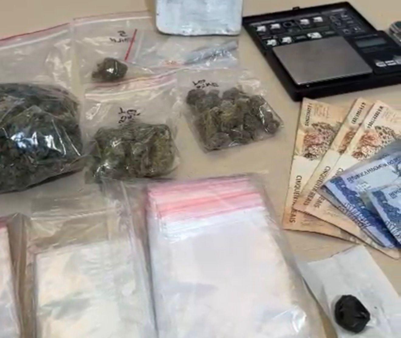 Entre os itens apreendidos estavam cerca de 700 gramas de maconha, entre skunk e maconha prensada, além de 4 gramas de haxixe do tipo “ice” - Foto: PCPR