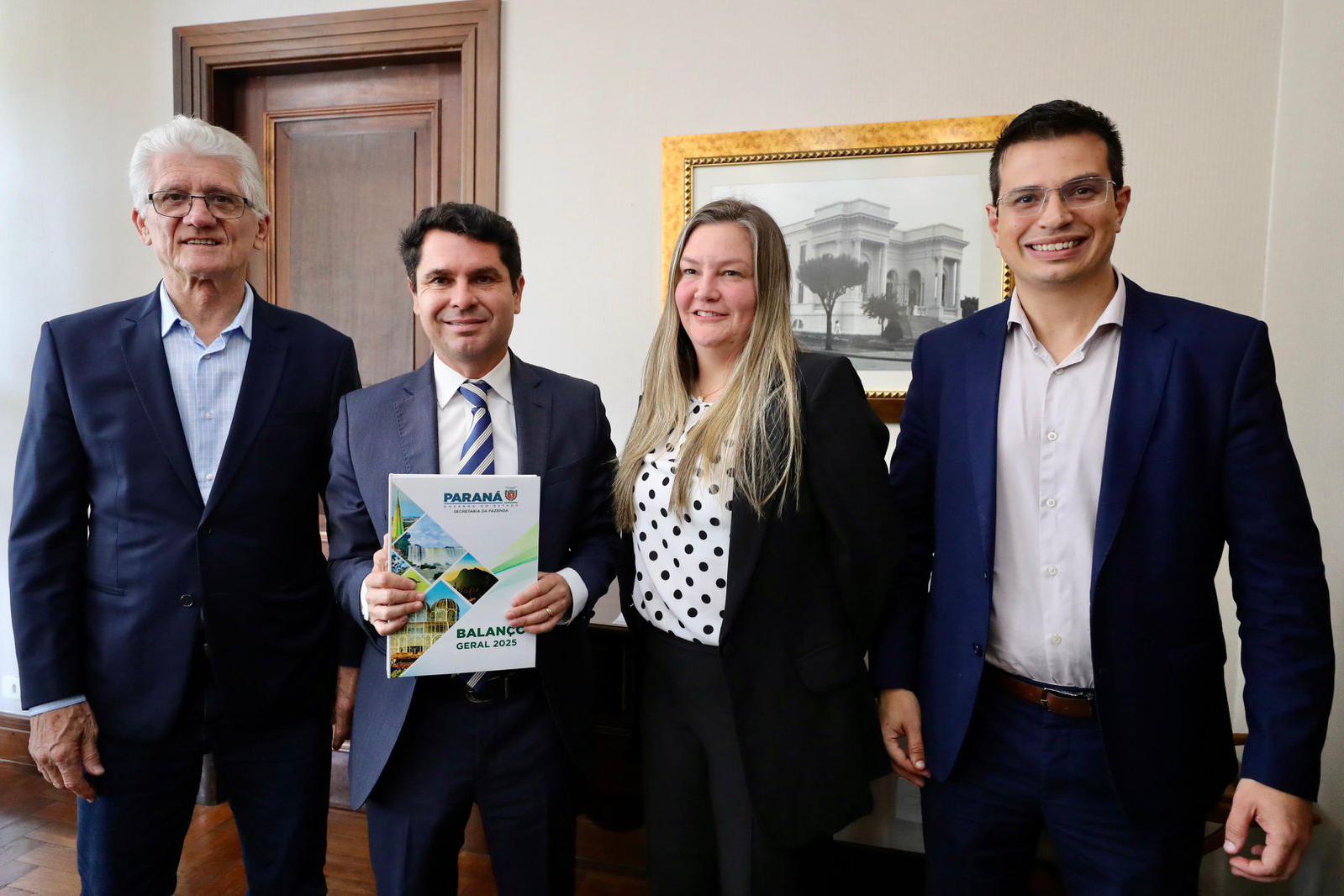 a-bala Momento da entrega dos documentos para a Assembleia Legislativa
Foto: R$ogério Machado/Alep