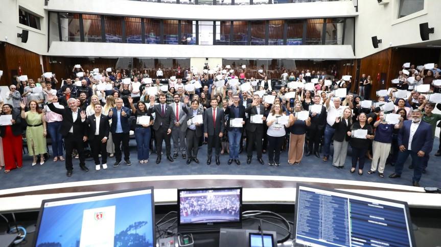 Solenidade ocorreu na manhã desta terça-feira (31), no Plenário da Assembleia
Foto: Orlando Kissner/Alep