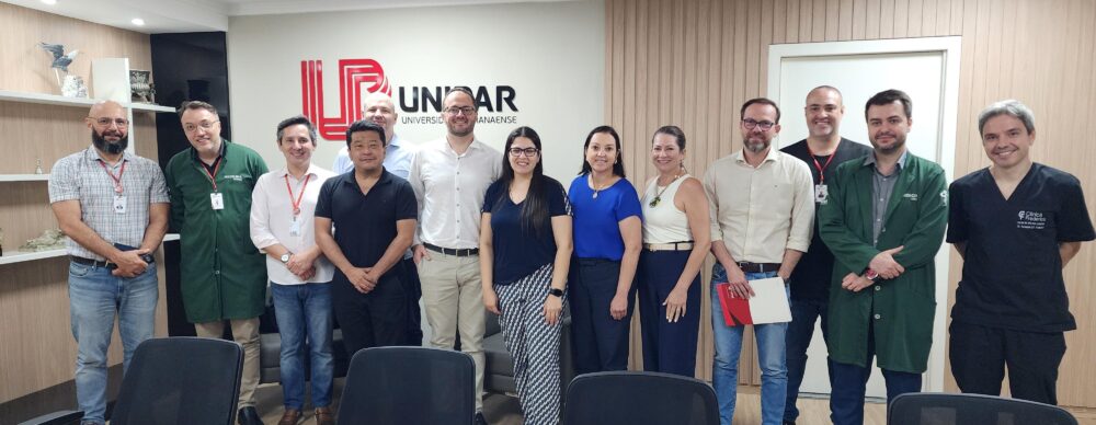 Diretora Adriana Pelizzari (de azul) com o colegiado do curso de Medicina: missão da excelência do ensino - Foto: Leonardo Duarte/Unipar