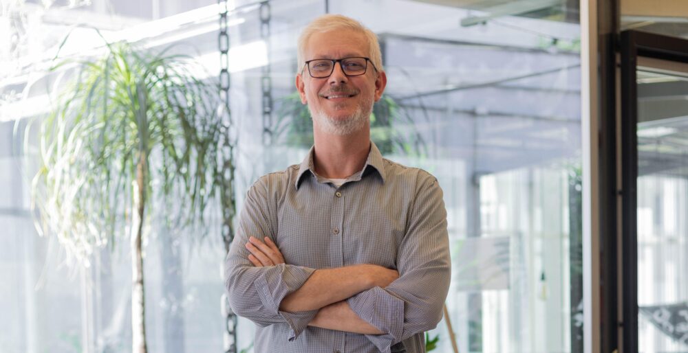 a-bruno Bruno Ayres, empreendedor com mais de 25 anos de experiência em internet e redes para a promoção do voluntariado, e fundador do V2V