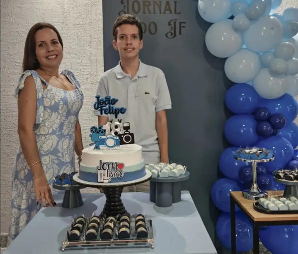 a-auto Anaiara Ribeiro, de 43 anos, e o filho João, de 18 anos
Foto: Anaiara Ribeiro/Arquivo Pessoal