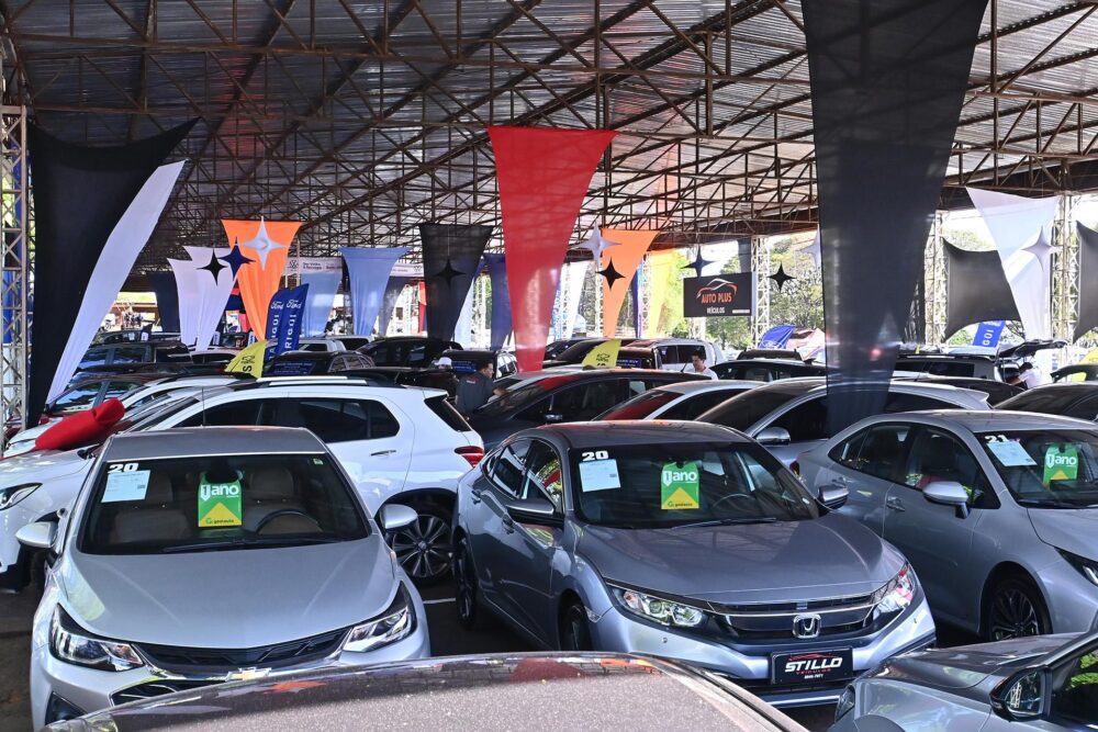 A Feirauto reúne em um só lugar veículos de todas as concessionárias e das principais lojas de seminovos da cidade
Foto: Ivan Fuquini/Arquivo DN