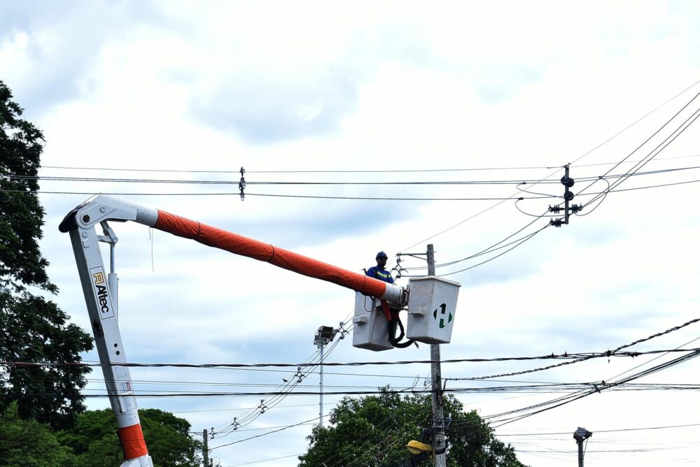 Equipes trabalharam ao longo do dia para restabelecer o fornecimento de energia elétrica em Paranavaí 
Foto: Ivan Fuquini/Arquivo DN