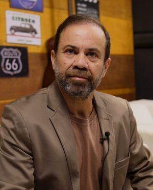 Dione Caruzo é teólogo e gestor público com três décadas de experiência no ensino bíblico e teológico. Atua há mais de 14 anos no serviço público, onde exerceu funções de secretário em áreas estratégicas de Administração, Assistência Social, Planejamento Econômico e Saúde. O Sagrado no Profano é o primeiro livro publicado do autor.
Instagram: @dione.caruzo