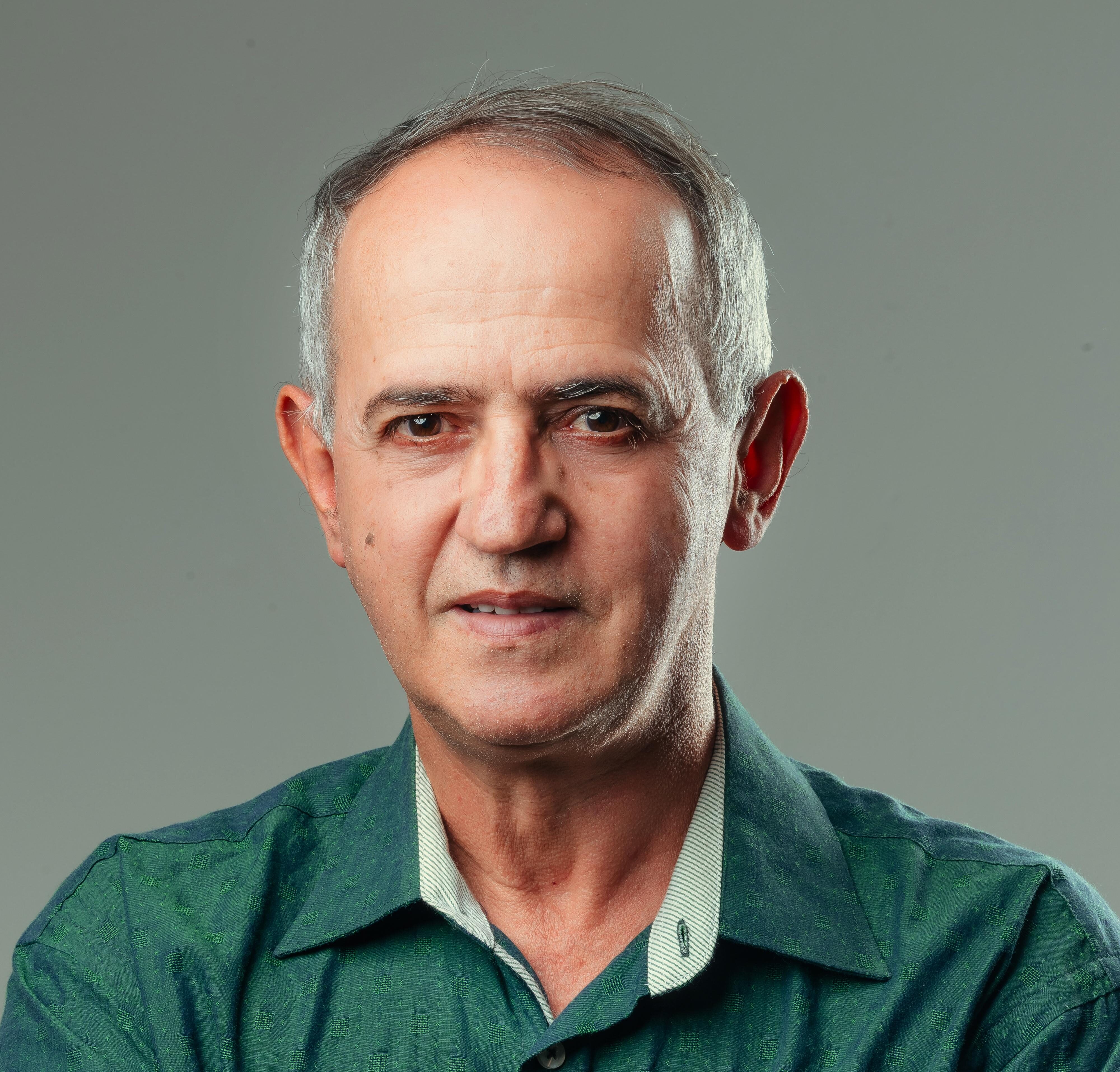 Edson Spricigo é bacharel em Ciências Contábeis pela Universidade do Sul de Santa Catarina (Unisul), em Tubarão (SC). O autor possui pós-graduação em Gestão Tributária na Universidade do Extremo Sul Catarinense (Unesc) e, atualmente, é auxiliar administrativo no Consórcio Intermunicipal de Saneamento Ambiental – Cisam-Sul. Ingressou, em 2006, na Academia Orleanense de Letras – ACOL e publicou, em 2013, o livro de contos Um Pouco de Quase Tudo. O Executivo e o Engraxate marca sua estreia no romance.
Instagram: @edsonspricigo
LinkedIn: Edson Spricigo
Facebook: Edson Spricigo