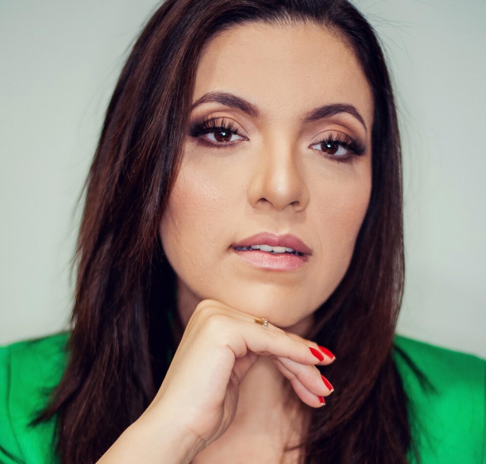 Thaís Vieira de Souza é autora de “A maldição da mandioca”, uma ficção econômica que reflete sobre o futuro do país e analisa as dificuldades culturais que impedem o desenvolvimento do Brasil.