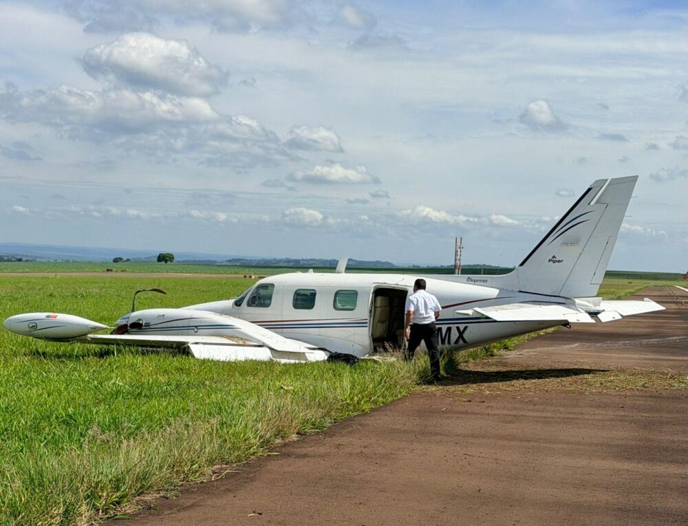 O avião saiu da pista após problemas na aterrisagem. Grande susto
