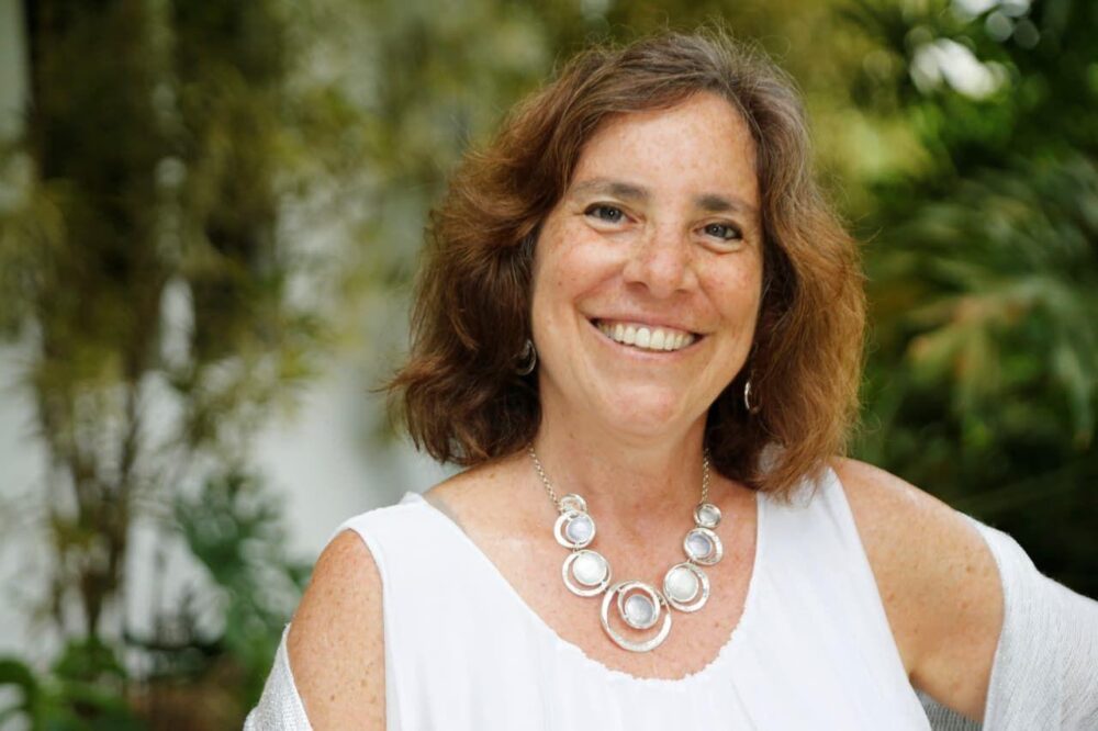 *Deborah Dubner é psicóloga e escritora. Autora de sete livros relacionados a autoconsciência, evolução pessoal e Psicologia, com uma boa dose de poesia. Palestrante TEDx e especialista em Neurociência, Psicologia Positiva e Mindfulness