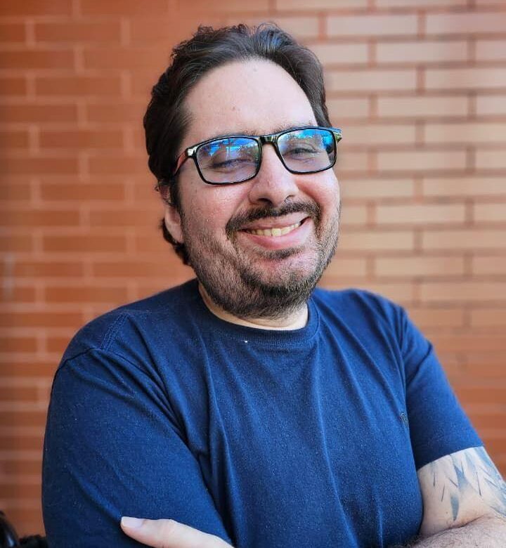 *Autor dos livros “Além do Véu” e “Ouroboros”, Igor Girão é formado em Biblioteconomia e coordena o Setor de Leitura Acessível da Biblioteca Pública Estadual do Ceará. Cadeirante e com baixa visão, tornou-se o primeiro homem com deficiência múltipla a concluir um mestrado em Ciência da Informação no Brasil