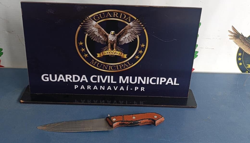 Suspeito foi localizado algumas quadras depois, ainda com a arma branca em mãos. — Foto: GCM