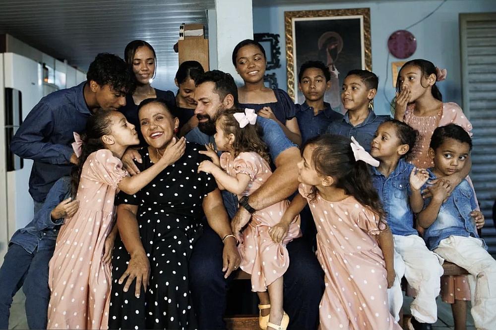 Gisele, ao lado do marido, Antônio, e dos 13 filhos — Foto: Esther Genu / Ribenu Fotografia