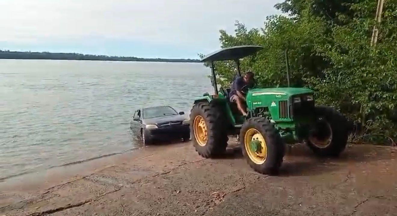 Carro foi retirado da água para que a perícia também pudesse ser feita no veículo.