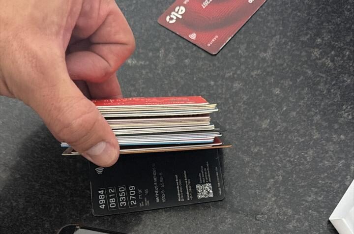 Esquema usava um falso número 0800 para pegar senha de clientes e retirar cartões dos caixas eletrônicos - Foto: Polícia Federal.