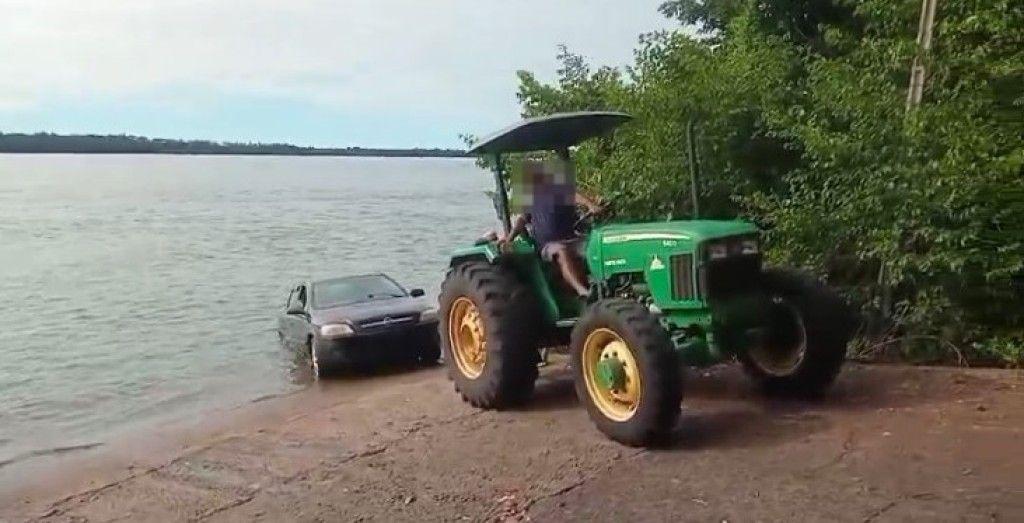 Carro foi retirado da água para que a perícia também pudesse ser feita no veículo.