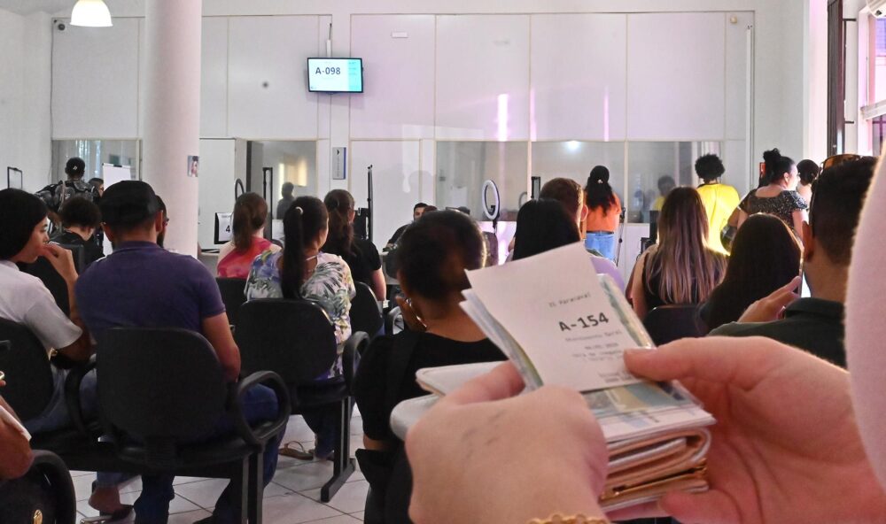 Muitos eleitores estão buscando atendimento no Cartório Eleitoral de Paranavaí
Foto: Ivan Fuquini