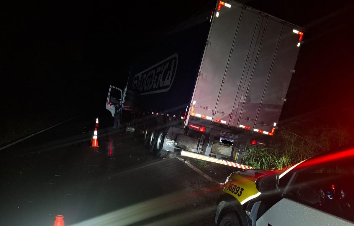 Com o impacto, o caminhão foi parar fora da pista — Foto: PRE