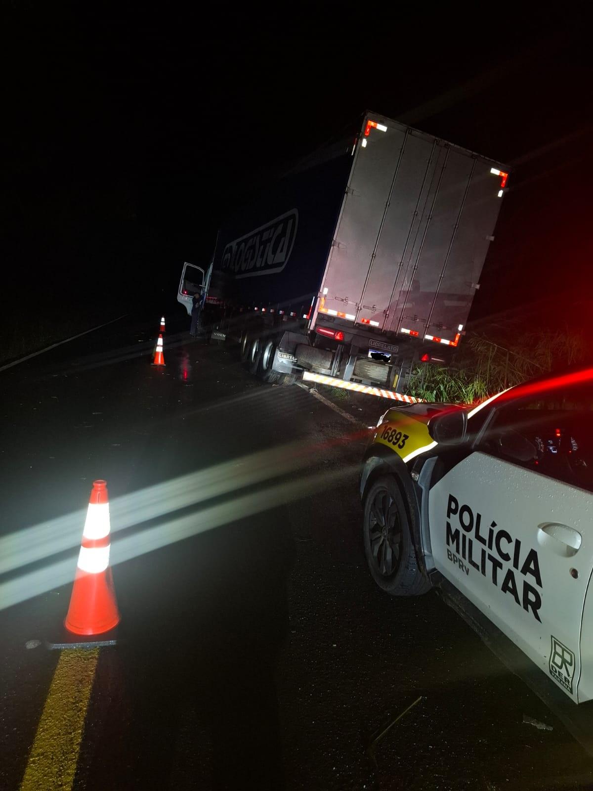 Com o impacto, o caminhão foi parar fora da pista — Foto: PRE