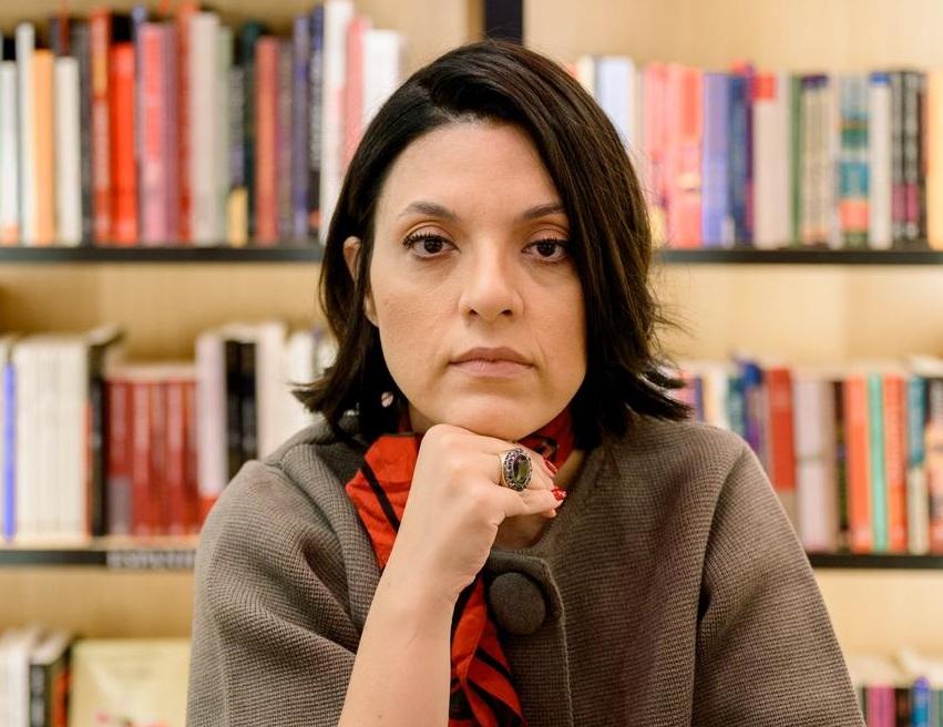Thaís Vieira de Souza é autora de “A maldição da mandioca”, uma ficção econômica que reflete sobre o futuro do país e analisa as dificuldades culturais que impedem o desenvolvimento do Brasil
Foto: Divulgação/Amanda Custódio