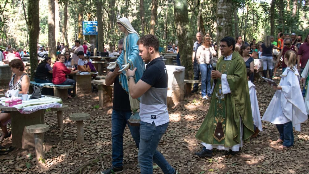 Parte religiosa atrai centenas de pessoas