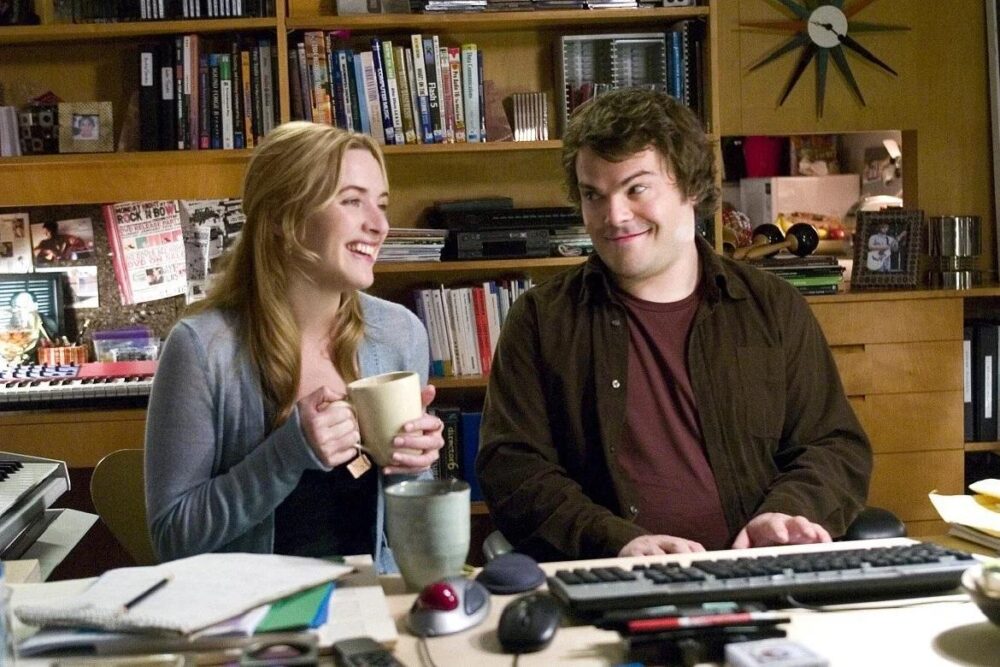 O Amor Não Tira Férias - Um clássico para dias frios. O filme reúne nomes conhecidos como Cameron Diaz, Kate Winslet, Jude Law e Jack Black. A trama acompanha duas mulheres de países diferentes que decidem trocar de casa durante as férias de fim de ano após desilusões amorosas. Entre neve, paisagens aconchegantes e novos encontros, o filme mistura romance, humor e aquela sensação confortável típica de sessão da tarde sofisticada. É uma ótima escolha para assistir acompanhado — ou sozinho, com chocolate quente e manta no sofá.