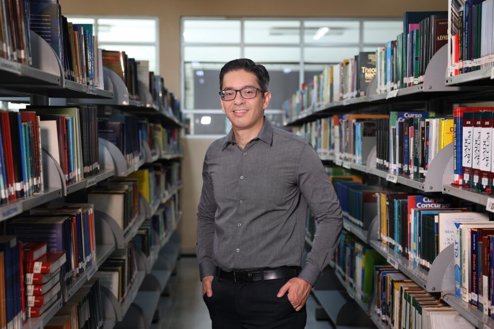 Arthur V. F. Furtado é professor, coordenador pedagógico, doutor em Educação Escolar e autor do livro “Queimem todos os professores