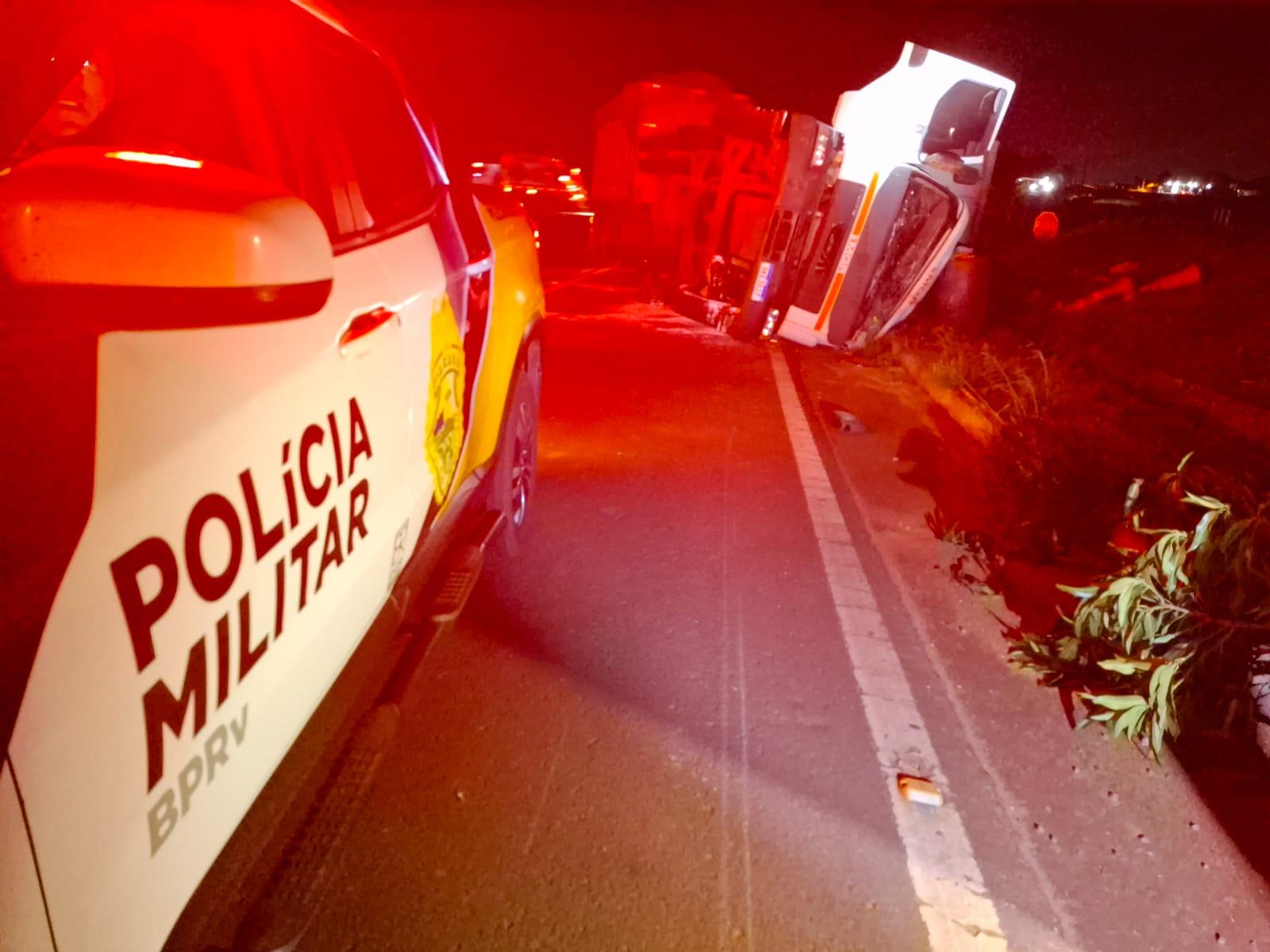 Motorista e ajudante foram socorridos e levados ao hospital. — Foto: PRE