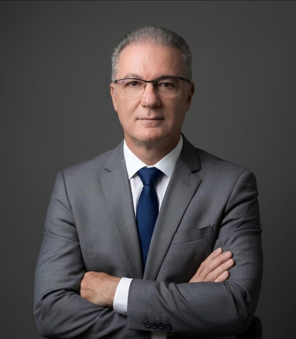 Luiz Carlos Mânica é Advogado, Delegado de Polícia aposentado, possui especialização em Gestão da Segurança Pública e Gerenciamento Policial, pós-graduado em Direito Penal, Processo Penal, Direito Médico e pós graduando em Advocacia Criminal