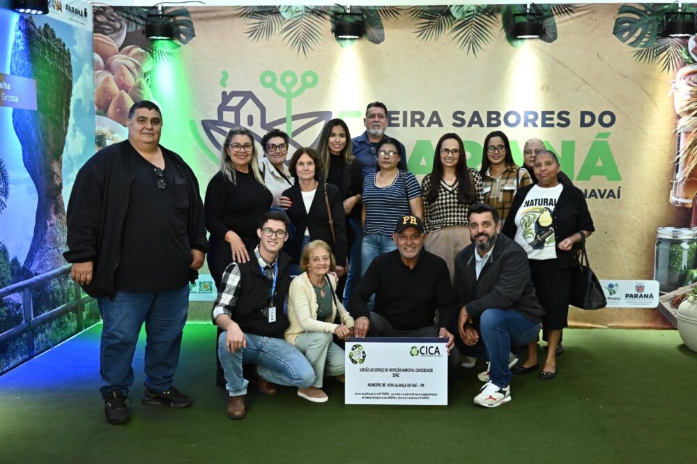Lideranças durante recebimento do certificado