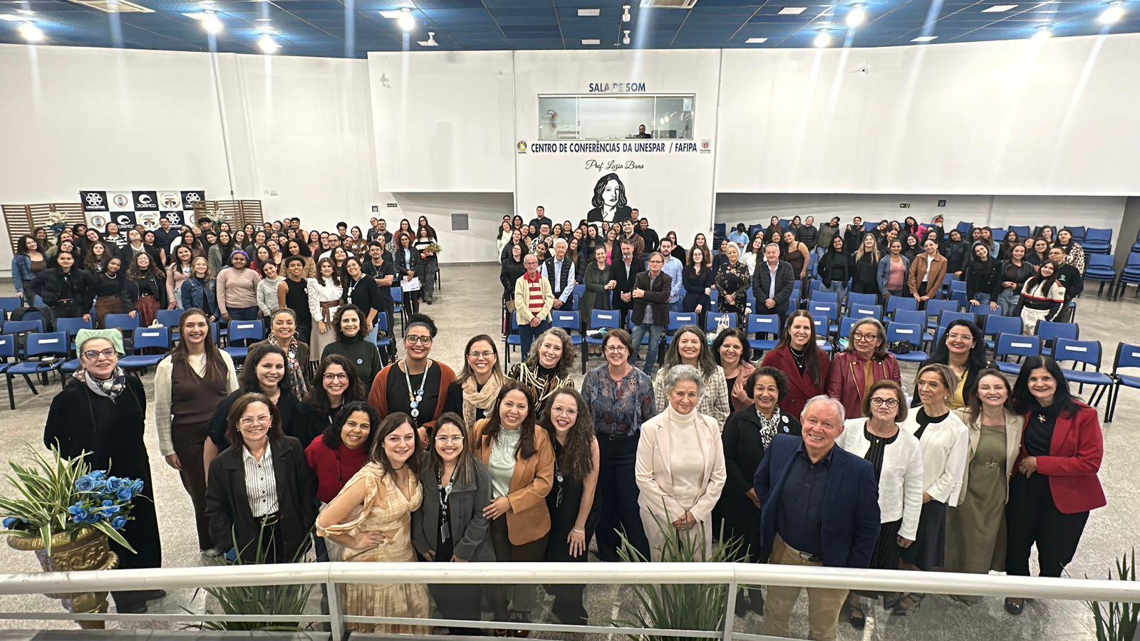 Pedagogos, convidados e familiares. Noite especial na Unespar em Paranavaí