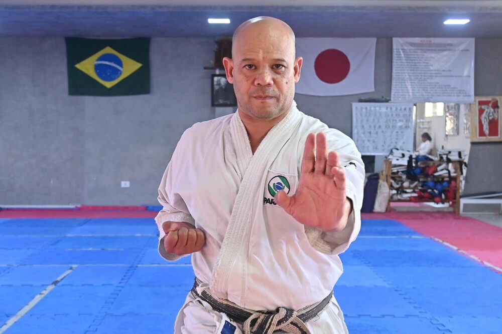 Sensei Jefferson Tanaka tem mais de 40 anos dedicados ao karatê - Foto: Ivan Fuquini
