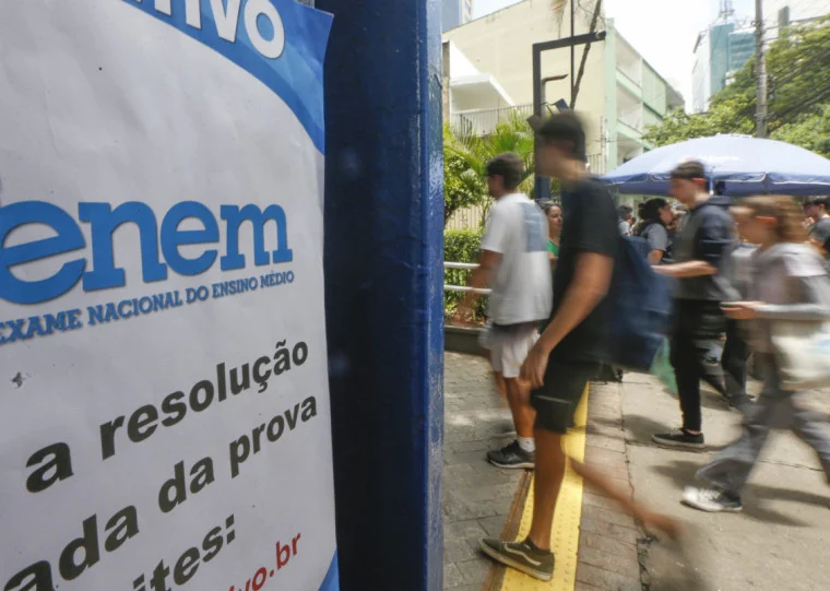 Exame mobiliza milhares de estudantes brasileiros — Foto: Paulo Pinto/Agência Brasil