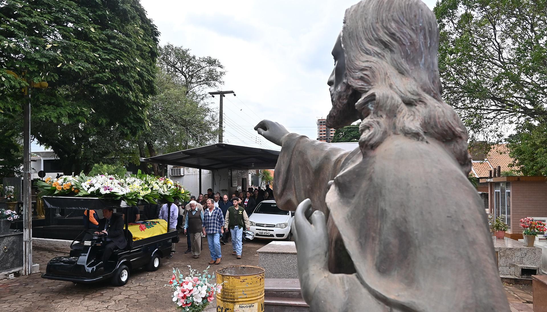 Deusdete foi sepultado no Cemitério Municipal de Paranavaí - Foto: Ivan Fuquini