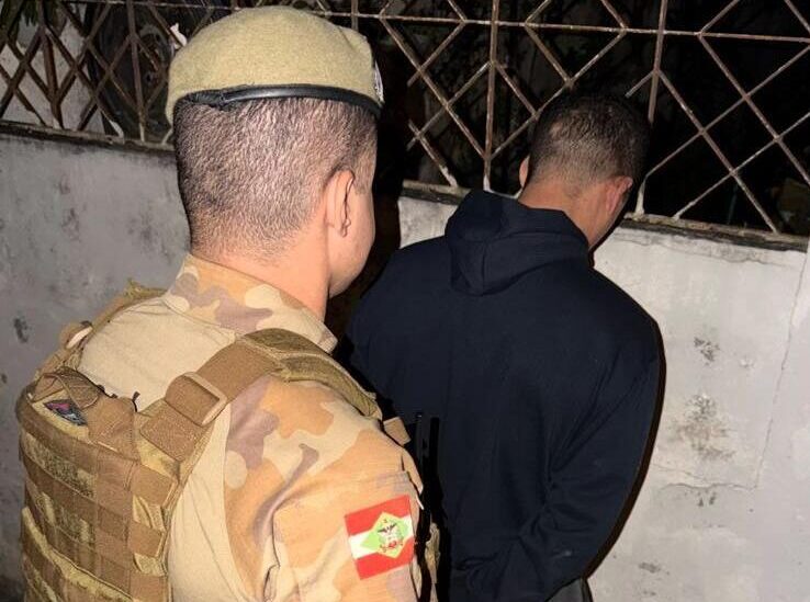 Suspeito foi preso pela Polícia Militar catarinense, após um trabalho de cooperação entre as polícias Civil e Militar de Sarandi — Foto: PCPR