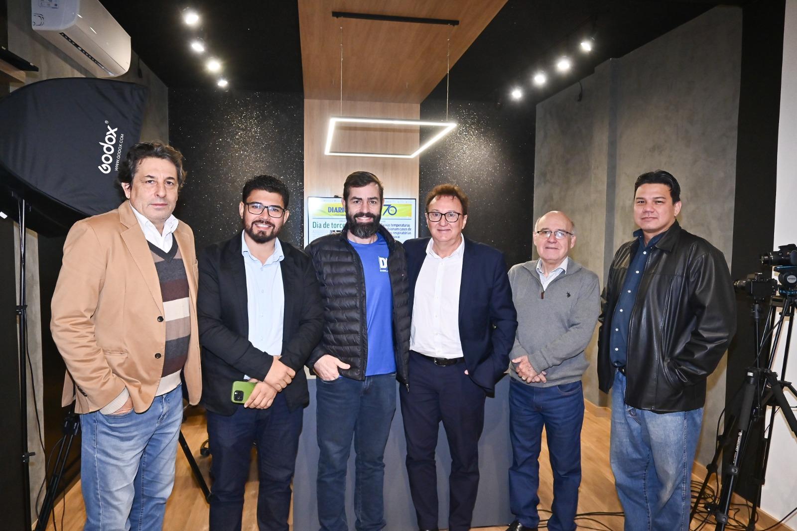 : Visita ao estúdio do Diário; na foto, da esquerda para direita, Guto Costa, Alex Romera, Sergio Carvalho, Clodomir Luiz Ascari, Edson Dalla Vecchia e João Artur Casado - Foto: Ivan Fuquini