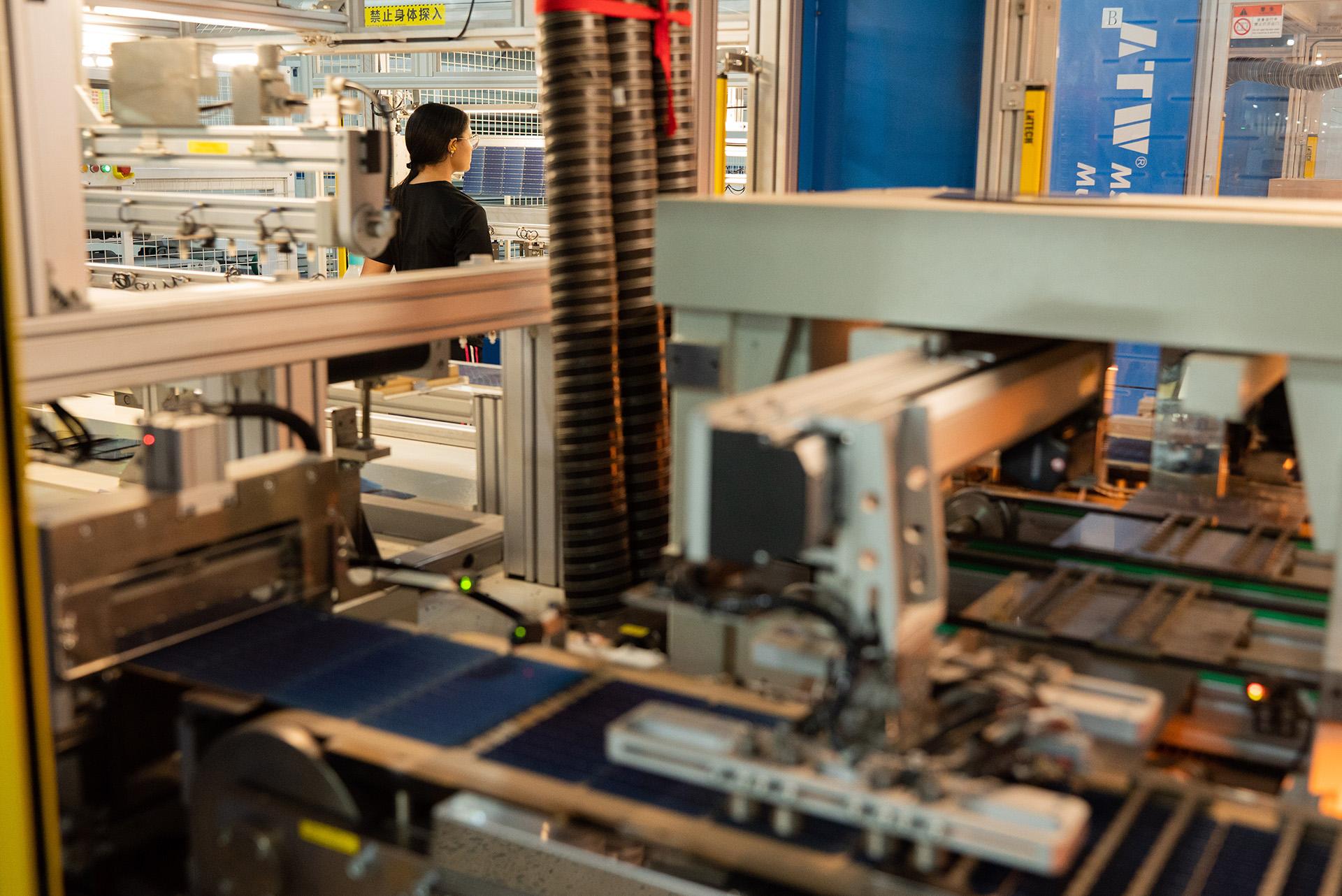 Desde 2022, a fabricante de placas solares em Paranavaí conta com 85% da linha de produção automatizada - Foto: Ivan Fuquini