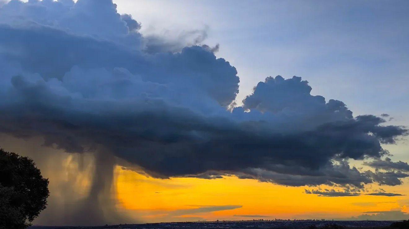 Pancadas de chuva devem acontecer na sexta-feira (19) em toda a região - Foto: Reprodução @stormaringa