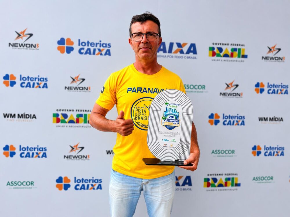 Treinador Leandro Lopes com troféu de vice-campeão