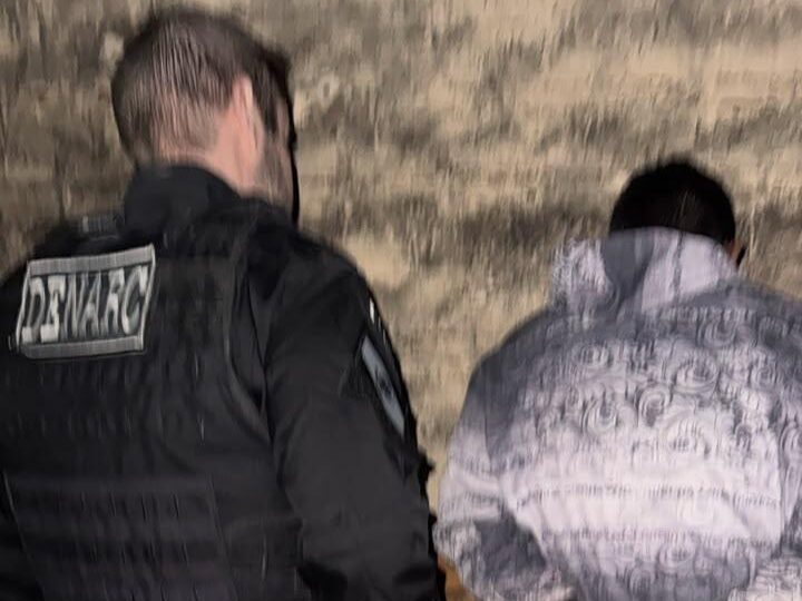 Homem era alvo de mandado de prisão preventiva e foi localizado na Vila Esperança em ação conjunta entre equipes do Paraná e do Pará — Foto: Denarc