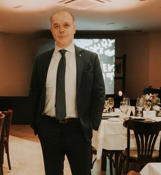 Marcos Koenigkan é empresário, fundador da MK Participações e do Catálogo das Artes, além de sócio de negócios como LK Engenharia, Show Self Storage e Mercado & Opinião