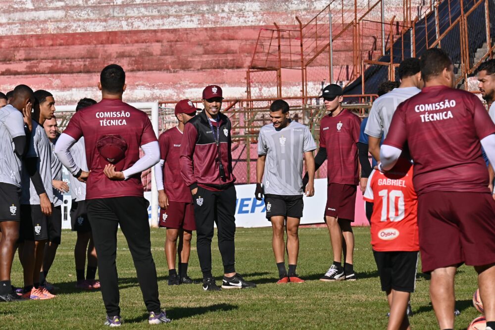 Wanderley Júnior conversa com elenco durante preparação 
(Foto: Ivan Fuquini)