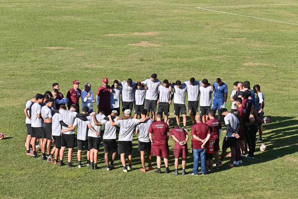 Elenco do ACP durante preparação para o duelo