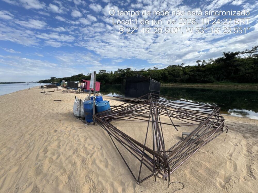 Estruturas metálicas são removidas da praia