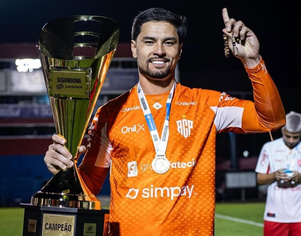 Cesinha com troféu de campeão da Série B
(Foto: reprodução instagram/CesarTanaka23)