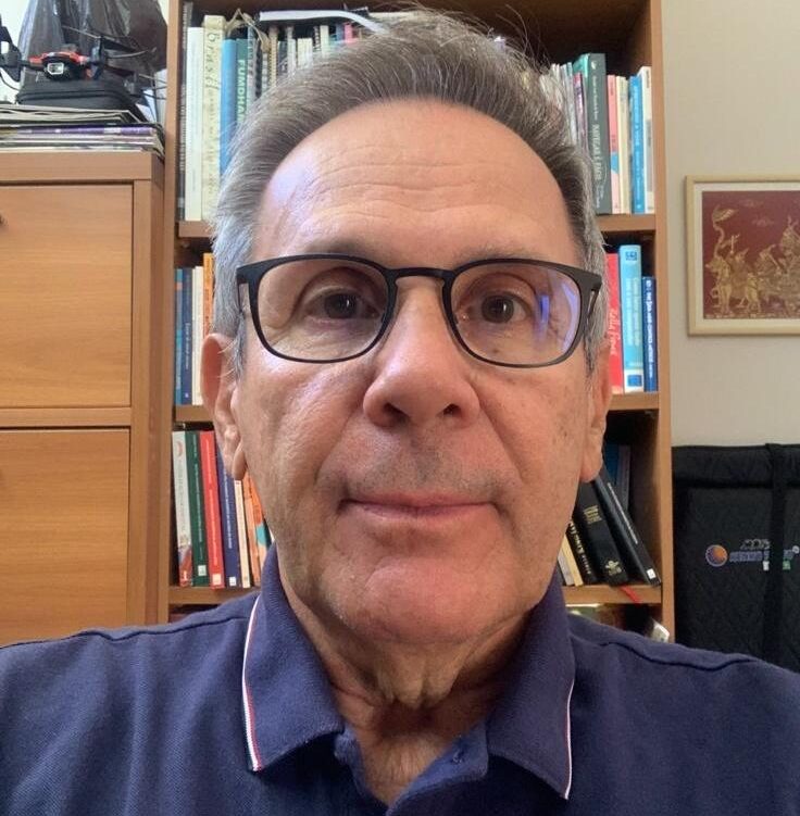 A-MARANHA Formado em Ciências Sociais, Aurelio Maranha possui especialização em Marketing e construiu uma trajetória marcada pela articulação entre educação e atuação no setor empresarial. Entre 1982 e 1995, lecionou Sociologia, Antropologia e Política nas faculdades de Franca, incluindo a Unifran e o Uni-Facef, contribuindo para a formação crítica de diversos estudantes. Após sua atuação acadêmica, seguiu carreira no meio corporativo, onde consolidou sua experiência na área comercial. O autor também atuou como Diretor Comercial da Yamaha Motor do Brasil. Agora ele lança Precisamos Falar sobre Política, obra que propõe uma introdução acessível e reflexiva à Ciência Política.
Instagram: @aureliomaranha