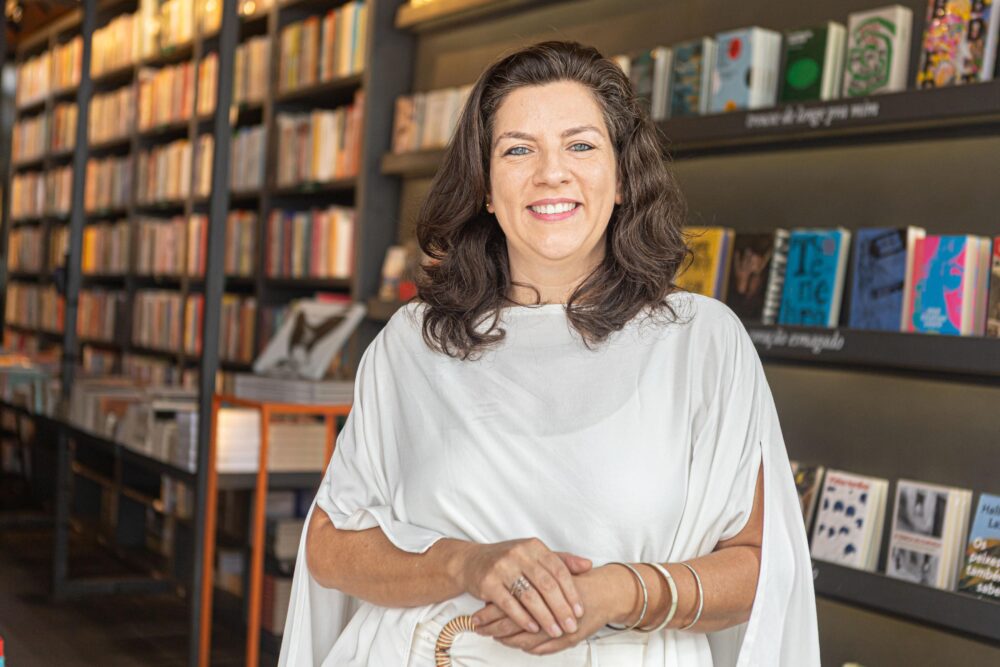 Juliana Zellauy é especialista em Neurociência e Comportamento (PUC-RS) com formação em Psicologia Positiva (IPPC) e em Mindfulness pela Unifesp (Departamento de Medicina Preventiva). Possui outros dois livros publicados: o infantil "Chiclé não é Bicho de Estimação", que trata sobre a importância da amizade e da diversidade, e "Inteligência Emocional da Teoria à prática", obra de não-ficção best-seller da Amazon.
Instagram: @simplesmente.seja